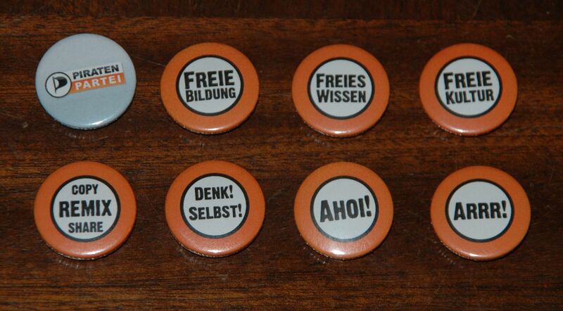 Datei:Piratenbuttons slogans dstulle.jpeg