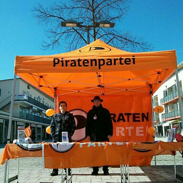 Datei:Infostand Neufahrn.jpg
