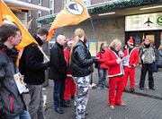 Kundgebung in Düsseldorf am 4.12.2010: Piraten als Weihnachtsmänner bzw. Männer mit Bärten