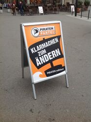 Unser "Kundenstopper" macht die Räume eng. Gut beim Flyer verteilen. (30.4.2012)