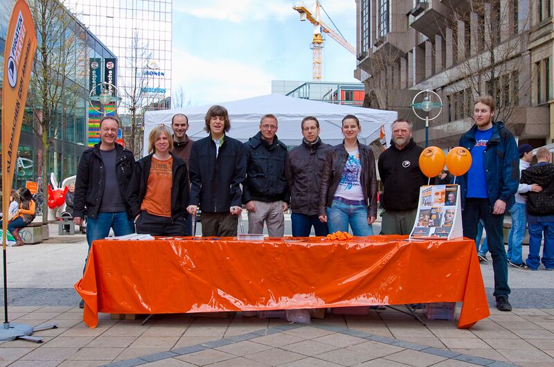 Datei:Piraten infostand dortmund-4.jpg