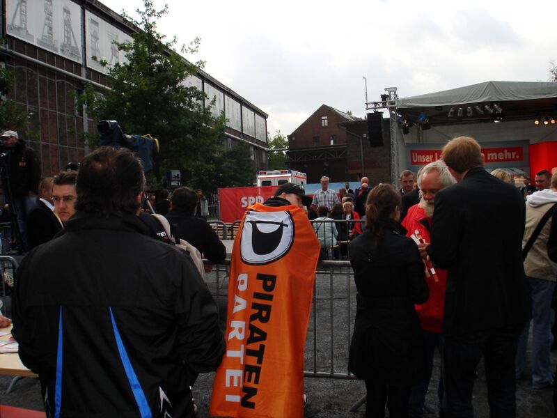 Datei:Flaggezeigen2.JPG