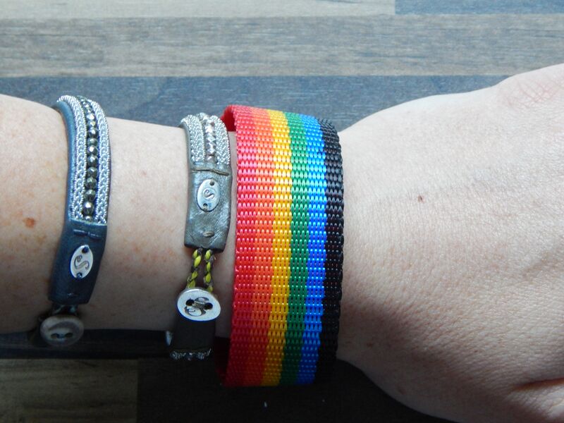 Datei:Symbolbild CSD Regenbogenarmband.jpg