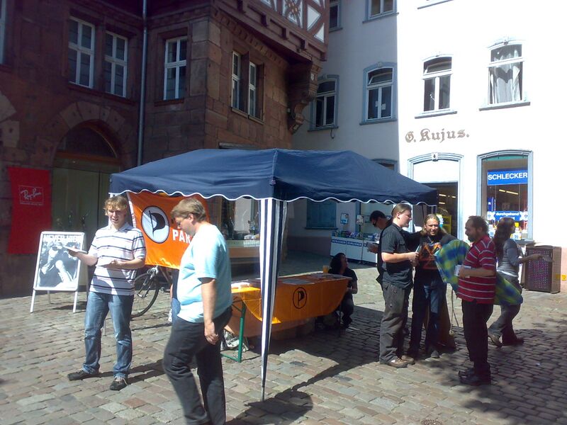 Datei:MarburgInfostand090815-1.jpg